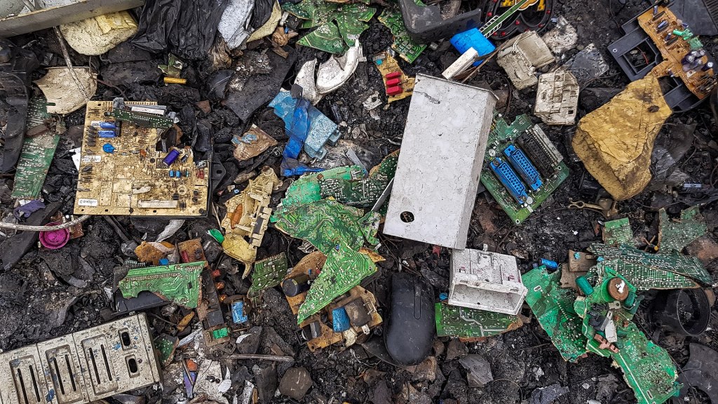 The Ontology of Electronic Waste